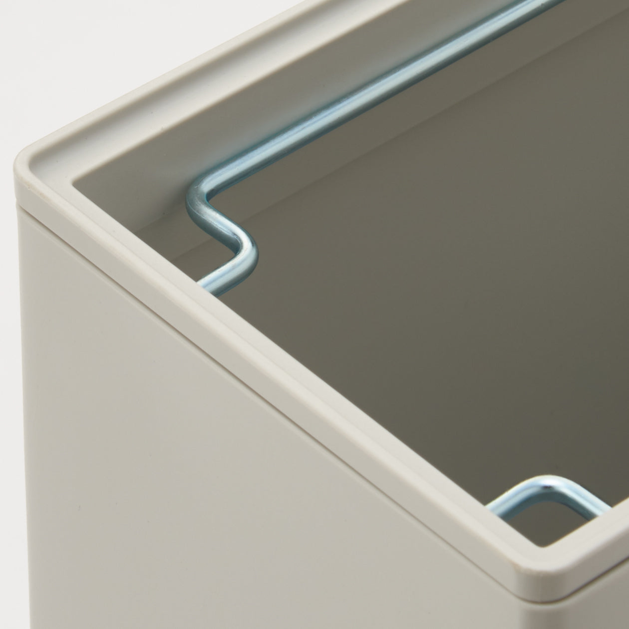 Polypropylene Dust Bin with Lid