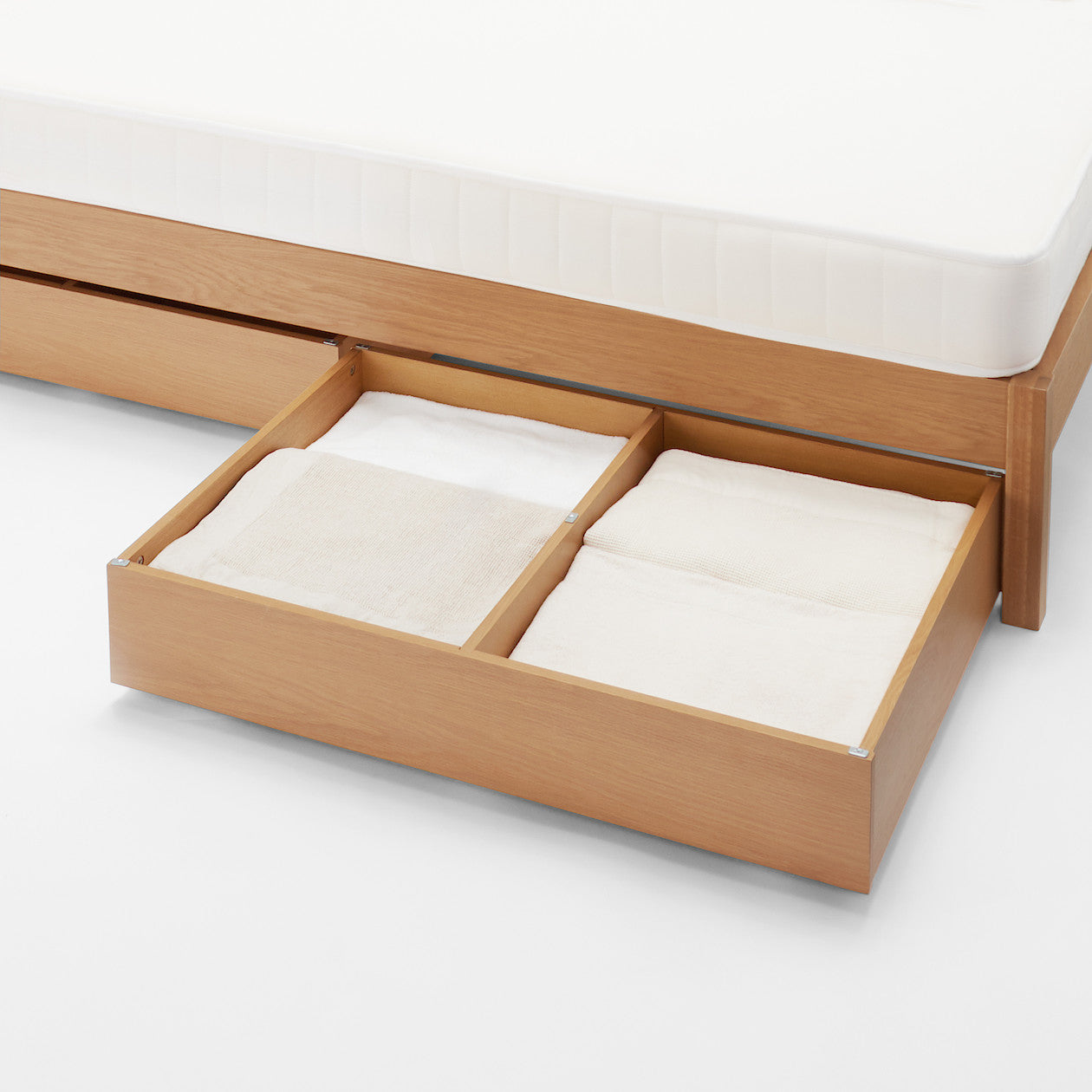 [HD] Wooden Bed
