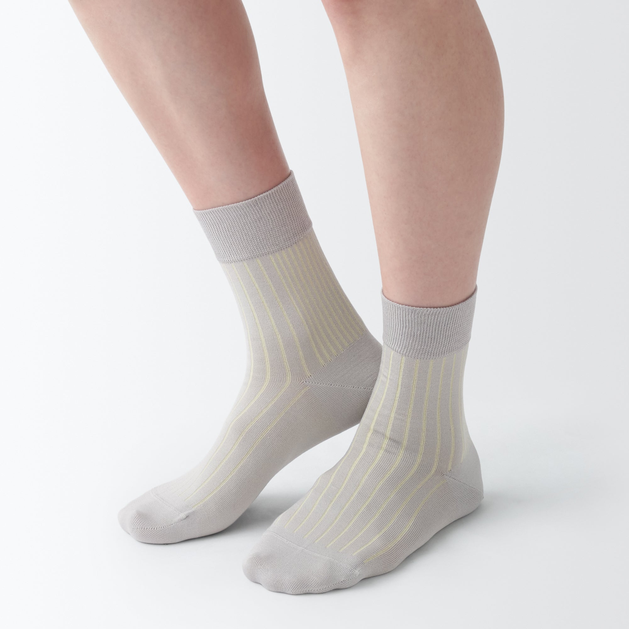 Lustrous Cotton Yarn Short Socks