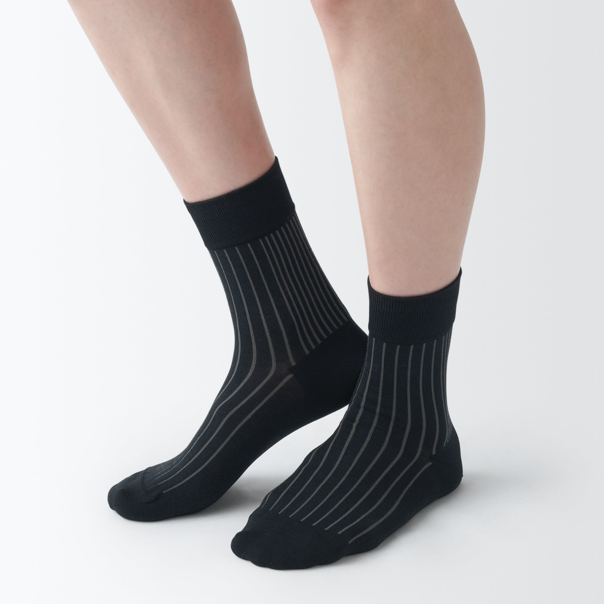 Lustrous Cotton Yarn Short Socks