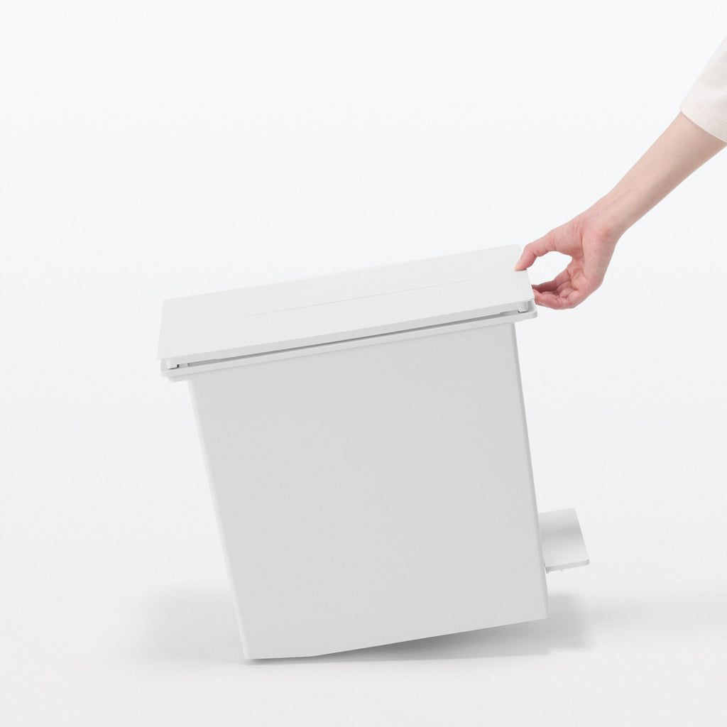 Polypropylene Pedal Dust Bin with Double-Hinged Lid - 5.6 gal