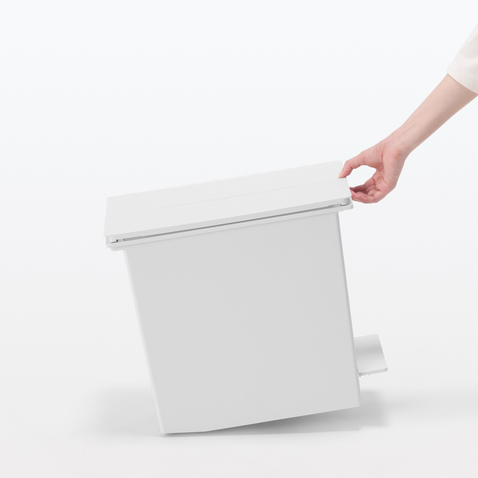 Polypropylene Pedal Dust Bin with Double-Hinged Lid - 5.6 gal